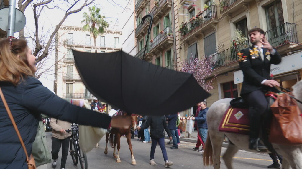 Sant Medir reparteix 26 tones de caramels a Gràcia, Sarrià - Sant Gervasi, el Farró i La Bordeta |