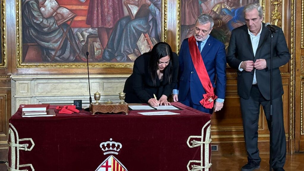 Sara Belbeida (PSC) pren possessió com a regidora de Barcelona: la primera edil musulmana | Ajuntament de Barcelona, comunitat musulmana, PSC, religió
