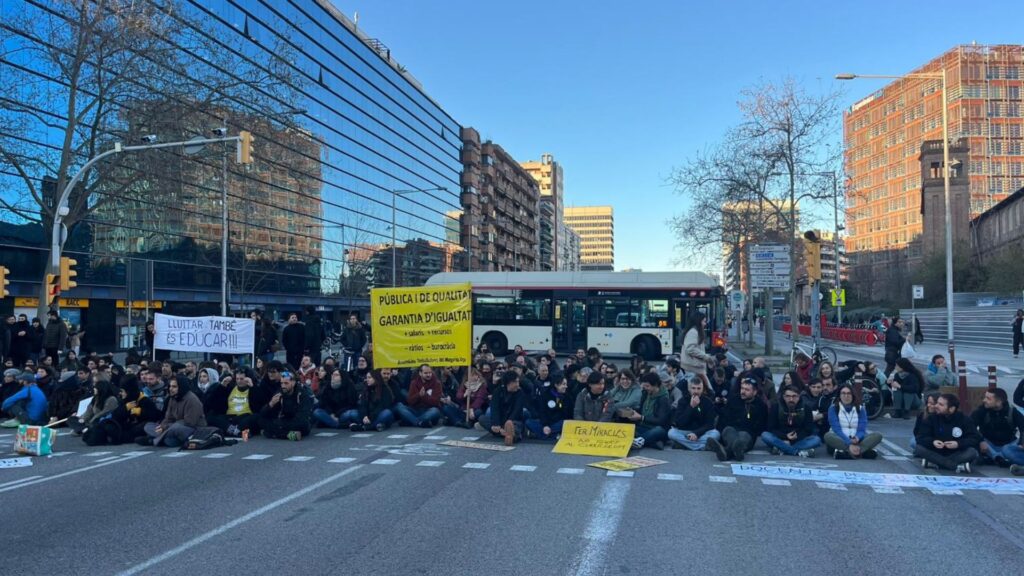 La vaga d'educació talla els principals accessos a Barcelona per la Gran Via i la ronda de Dalt | Departament d'Educació, educació infantil, educació primària, educació secundària, manifestacions a Barcelona, professorat, vaga