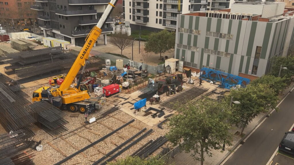 Queixes pel soroll i fum al dipòsit d'obres de l'L8 a la Magòria: "És una fàbrica de soldadors" | FGC, Generalitat de Catalunya, obres, queixes veïnals