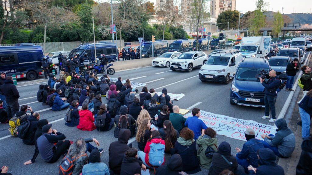 Talls de trànsit per la vaga d'educació: protestes a la ronda de Dalt, la Diagonal i l'AP-7 | Guàrdia Urbana, manifestacions a Barcelona, ronda de Dalt, trànsit, vaga