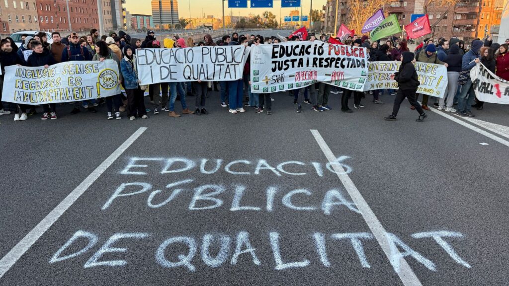 La vaga d'educació talla els principals accessos a Barcelona per la Gran Via i la ronda de Dalt | Departament d'Educació, educació infantil, educació primària, educació secundària, manifestacions a Barcelona, professorat, vaga