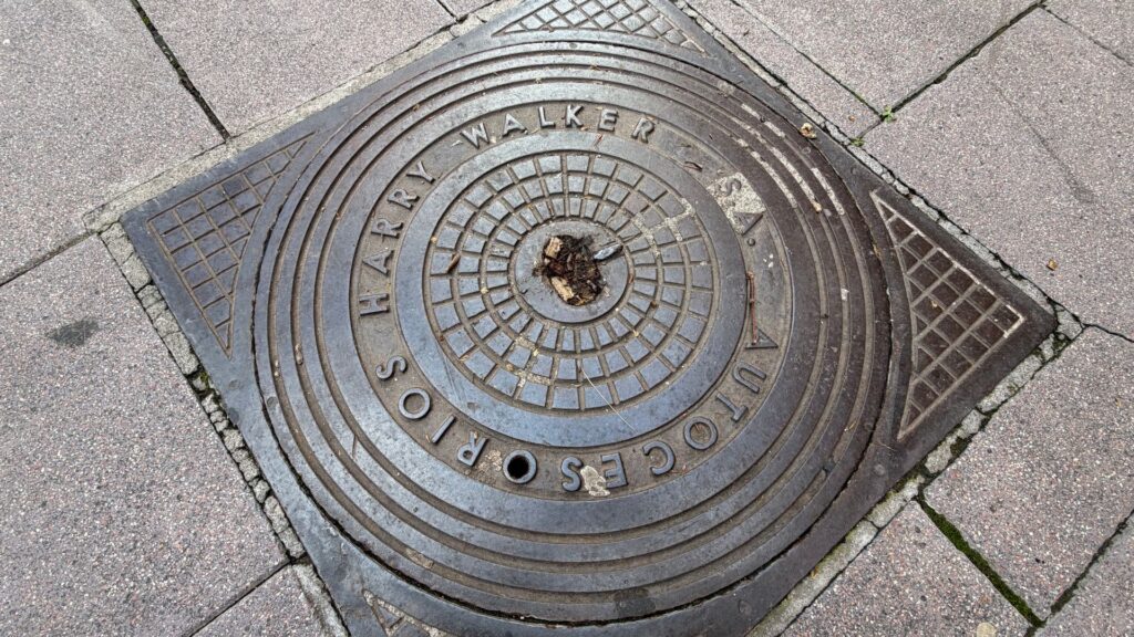 Troballes que sorprenen: una primera pedra de pisos del Prat de Llobregat... al barri de Porta | Barris, mobiliari urbà