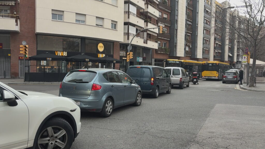 El carrer de la Constitució, col·lapsat per un error amb la coordinació dels semàfors | Barris, queixes veïnals, trànsit