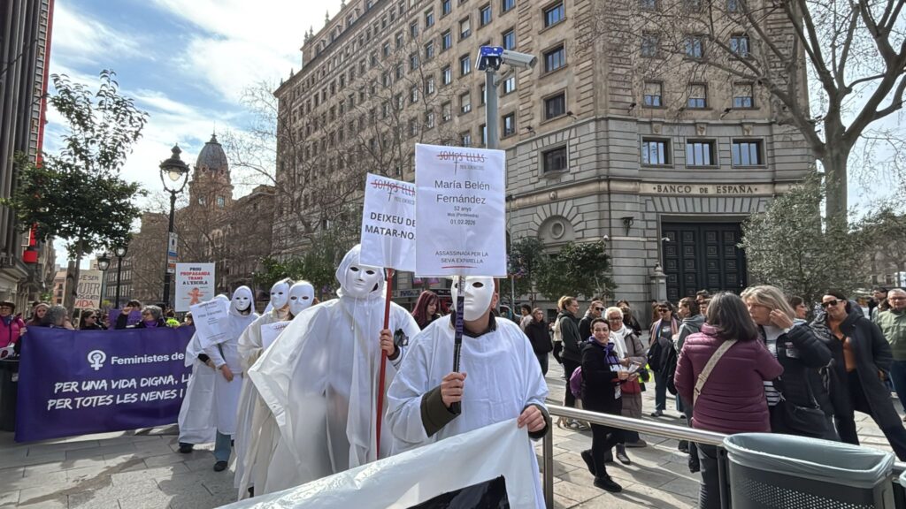 t&uacute;niques blanques manifestaci&oacute; 8M Moviment Feminista