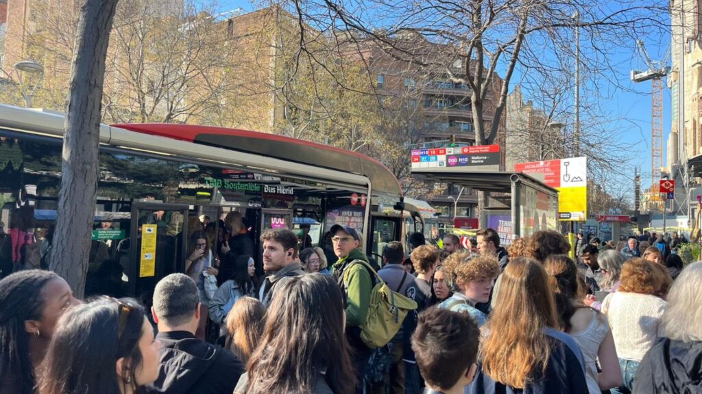 Tres hores sense servei en un tram de l'L2 del metro per una incidència tècnica | avaries, metro, TMB