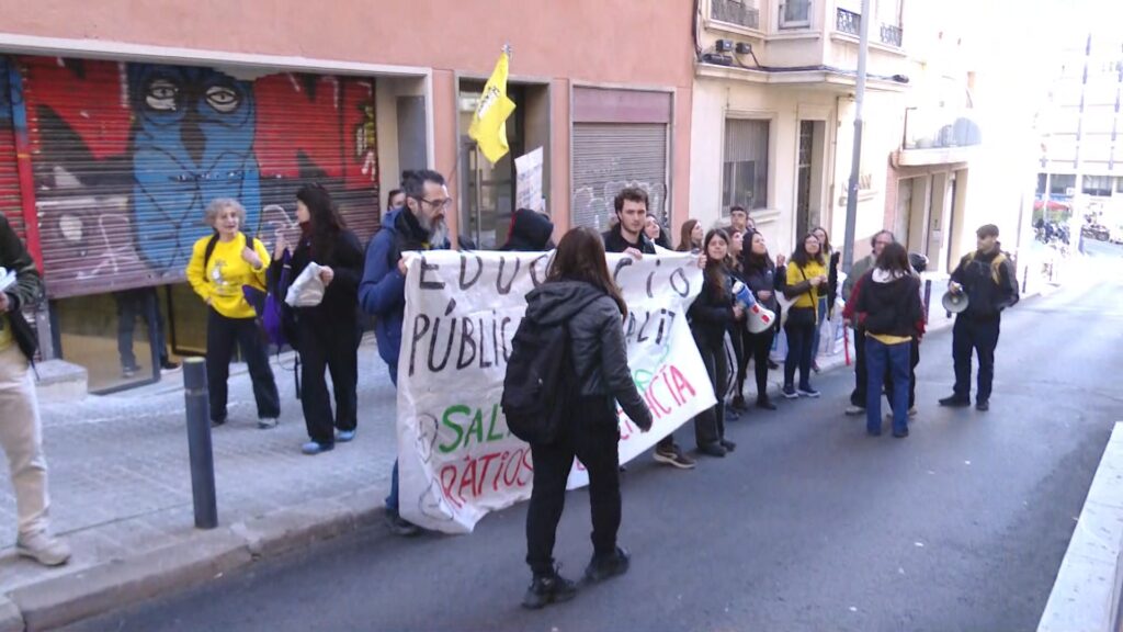 Protestes de metges i docents: els sindicats educatius qualifiquen la vaga d'històrica | Departament d'Educació, Departament de Salut, escoles, instituts, manifestacions a Barcelona, metges, sindicats, vaga