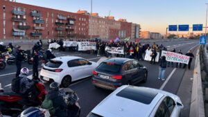 La vaga d’educació talla els principals accessos a Barcelona per la Gran Via i la ronda de Dalt