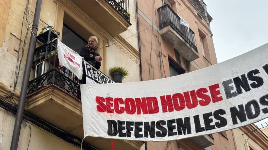 Front comú veïnal de tres finques de Barcelona contra un fons d'inversió: "No ens podran fer fora" | especulació, lloguer, queixes veïnals, Sindicat de Llogaters