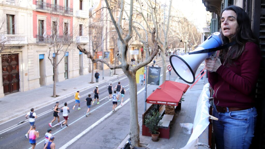 Veïns d'un bloc de l'Eixample denuncien assetjament immobiliari amb una pancarta al pas de la Marató | especulació, lloguer, Sindicat de Llogaters