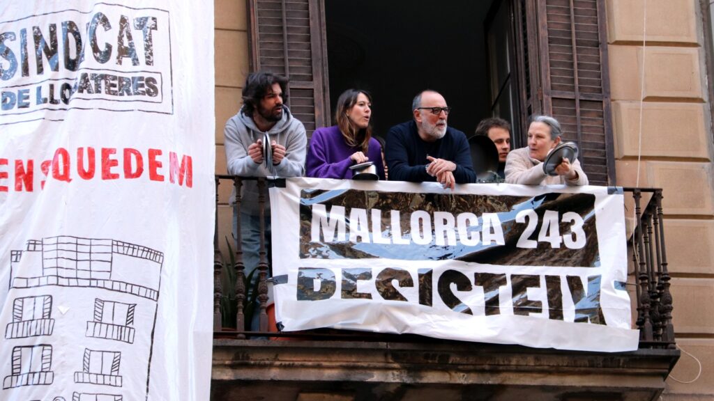 Veïns d'un bloc de l'Eixample denuncien assetjament immobiliari amb una pancarta al pas de la Marató | especulació, lloguer, Sindicat de Llogaters