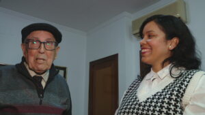 Persones grans i soles ofereixen habitatge gratis a estudiants a canvi de viure acompanyades