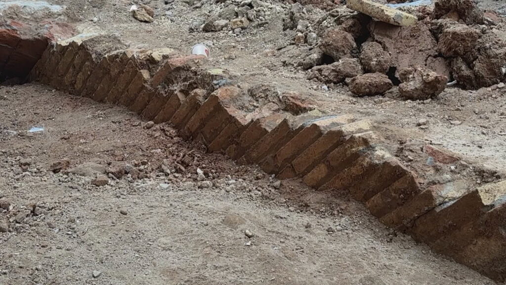 El refugi antiaeri 657 treu el cap durant les obres d'un carrer a Hostafrancs | arqueologia, Barris, Guerra Civil, obres, patrimoni