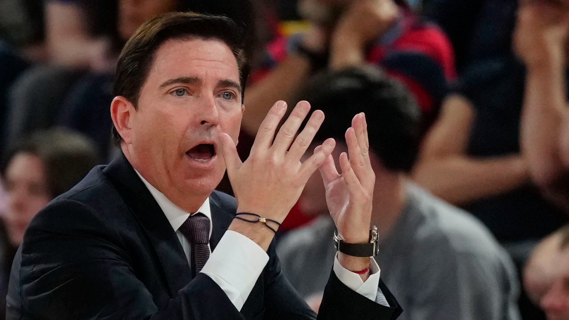 Xavi Pascual fart després de caure amb el Panatinaikos