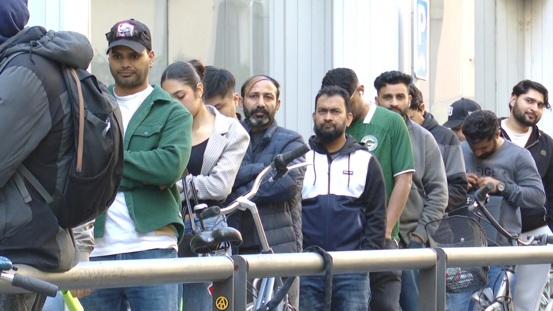 cues regularització migrants
