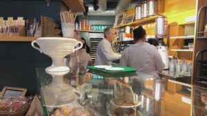 Dos comerços centenaris resisteixen a la pressió turística a l’avinguda de Gaudí: “Aguantem”