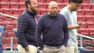 Les càmeres enxampen Manolo González simulant arcades en trepitjar el Camp Nou abans del Barça