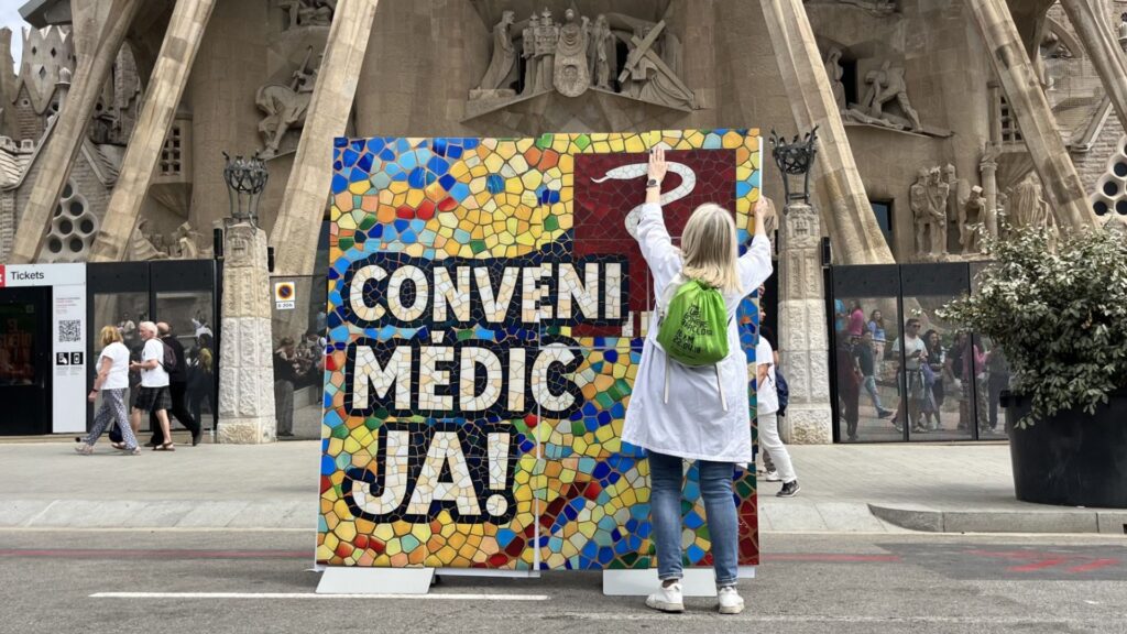 manifestaci&oacute; metges en vaga davant la Sagrada Fam&iacute;lia