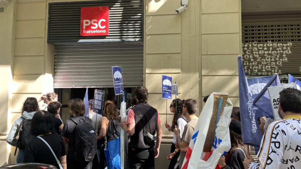 El Sindicat d'Habitatge Socialista de Catalunya ocupa la seu del PSC