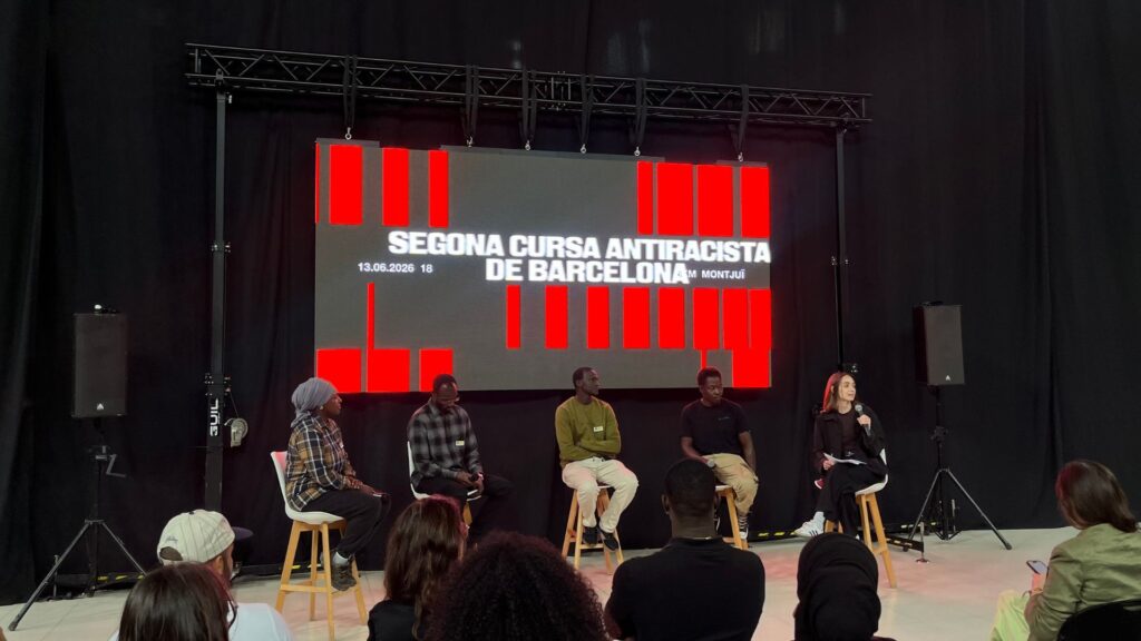 La Segona Cursa Antiracista de Barcelona es fa gran: "No sobren migrants, sobren racistes" | curses, curses populars, racisme, top manta