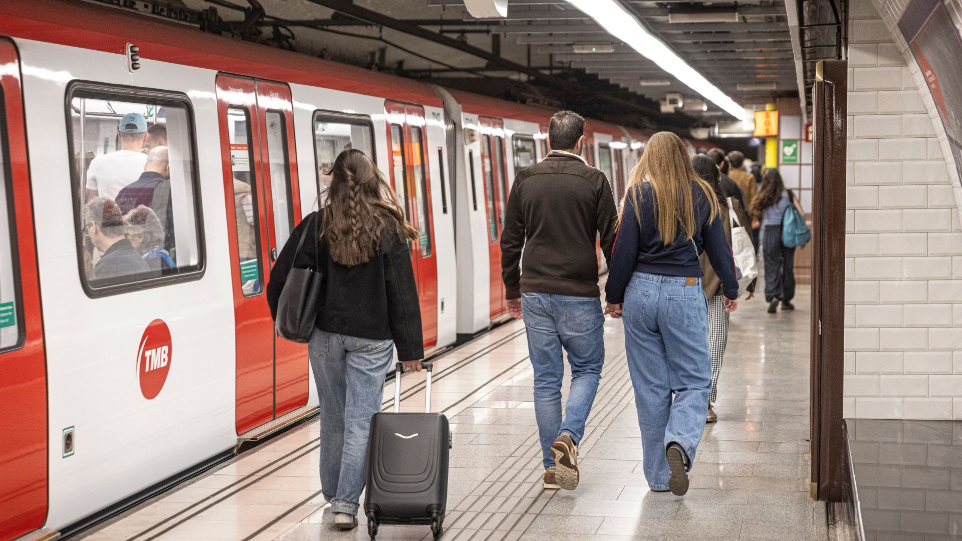 El passadís entre l'L1 i l'L5 del metro a plaça de Sants tanca per obres a partir del 27 d'abril | metro, obres