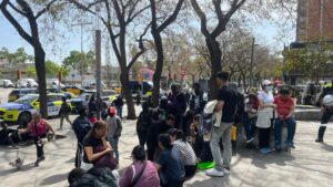 Una oficina que atén migrants sense cita prèvia, tancada tot el matí per les baralles a l’entrada