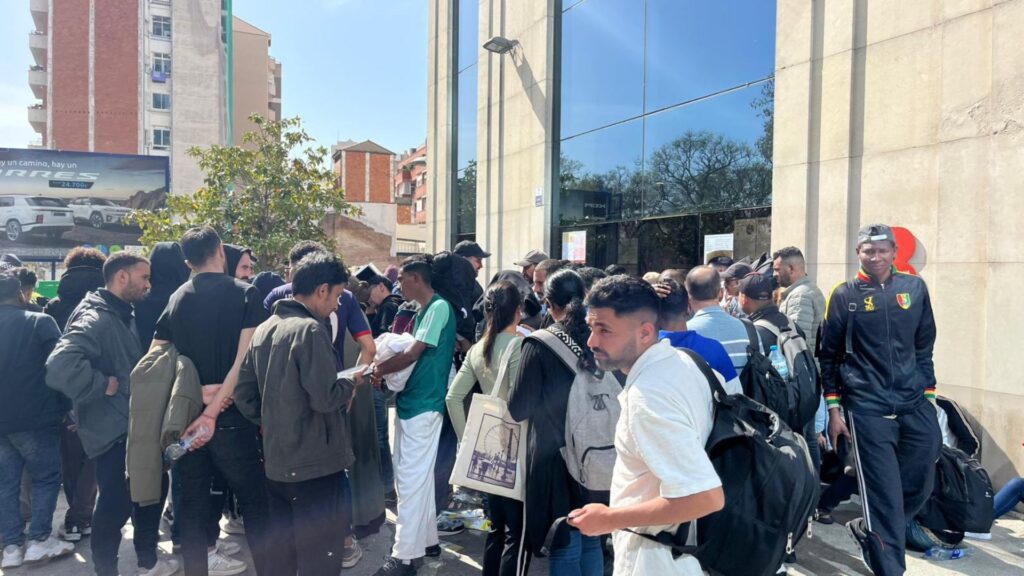 Una oficina que atén migrants sense cita prèvia, tancada tot el matí per les baralles a l'entrada | immigració, migrants