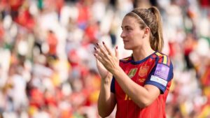 Devoció per Alexia Putellas: les rivals fan cua per aconseguir una foto amb la capitana del Barça