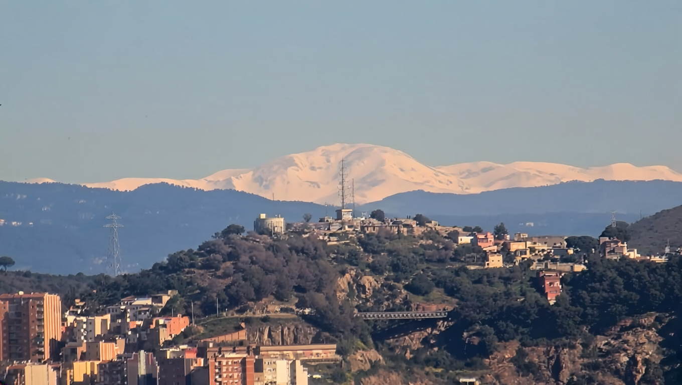 neu Pirineus des de Barcelona abril 2026