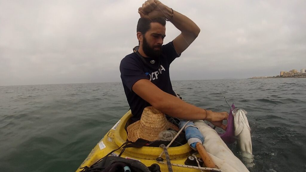 Sergi R. Basolí, l'enginyer que ho va deixar tot per recórrer el Mediterrani en caiac | gossos, mar, mar Mediterrani, vaixells