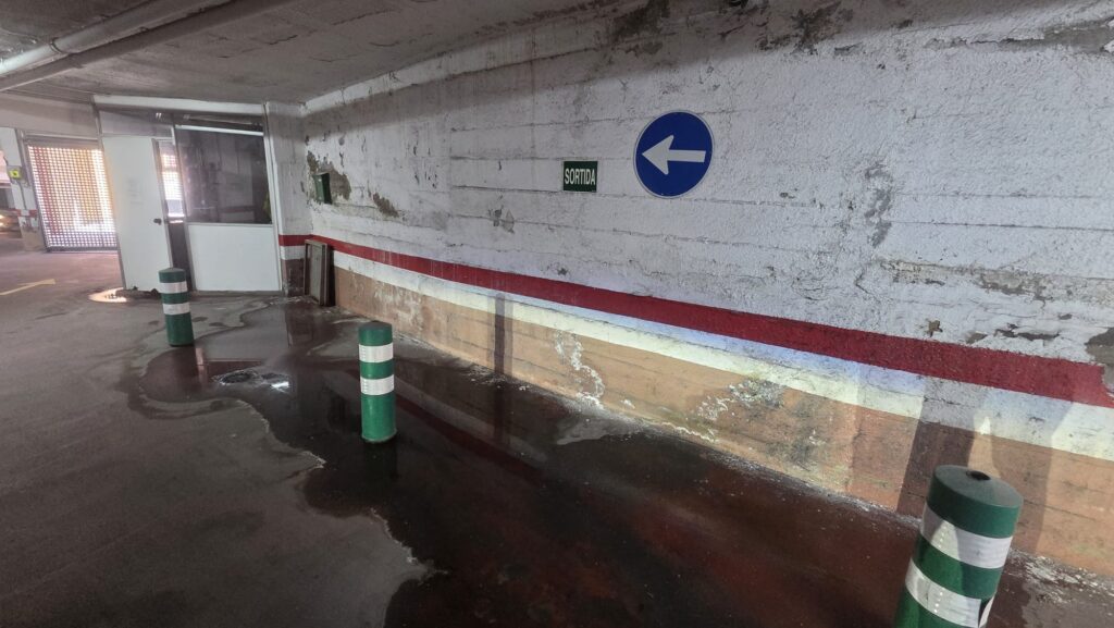 Denuncien filtracions d'aigua en un pàrquing per mala impermeabilització de la plaça de Vista Park | Ajuntament de Barcelona, aparcaments, espai públic, fuita d'aigua, queixes veïnals