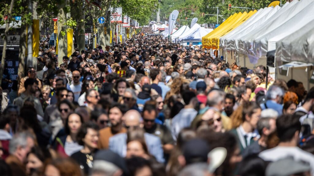 Sant Jordi 2026 a Barcelona: roses, llibres i carrers plens en una diada massiva sense la Rambla | floristes, llibreries, llibres, roses, Sant Jordi