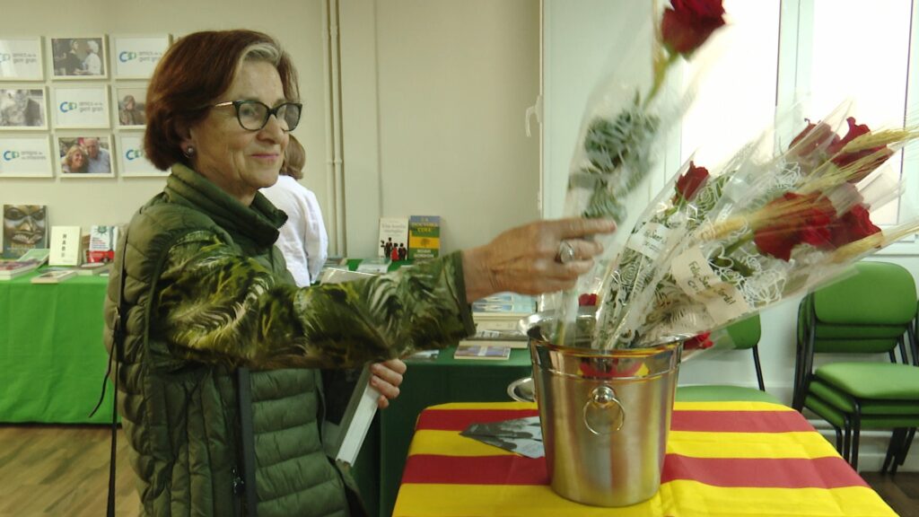 Amics de la Gent Gran celebra Sant Jordi amb llibres i roses a domicili per combatre la soledat | Amics de la Gent Gran, entitats, llibres, roses, Sant Jordi, solidaritat, voluntariat