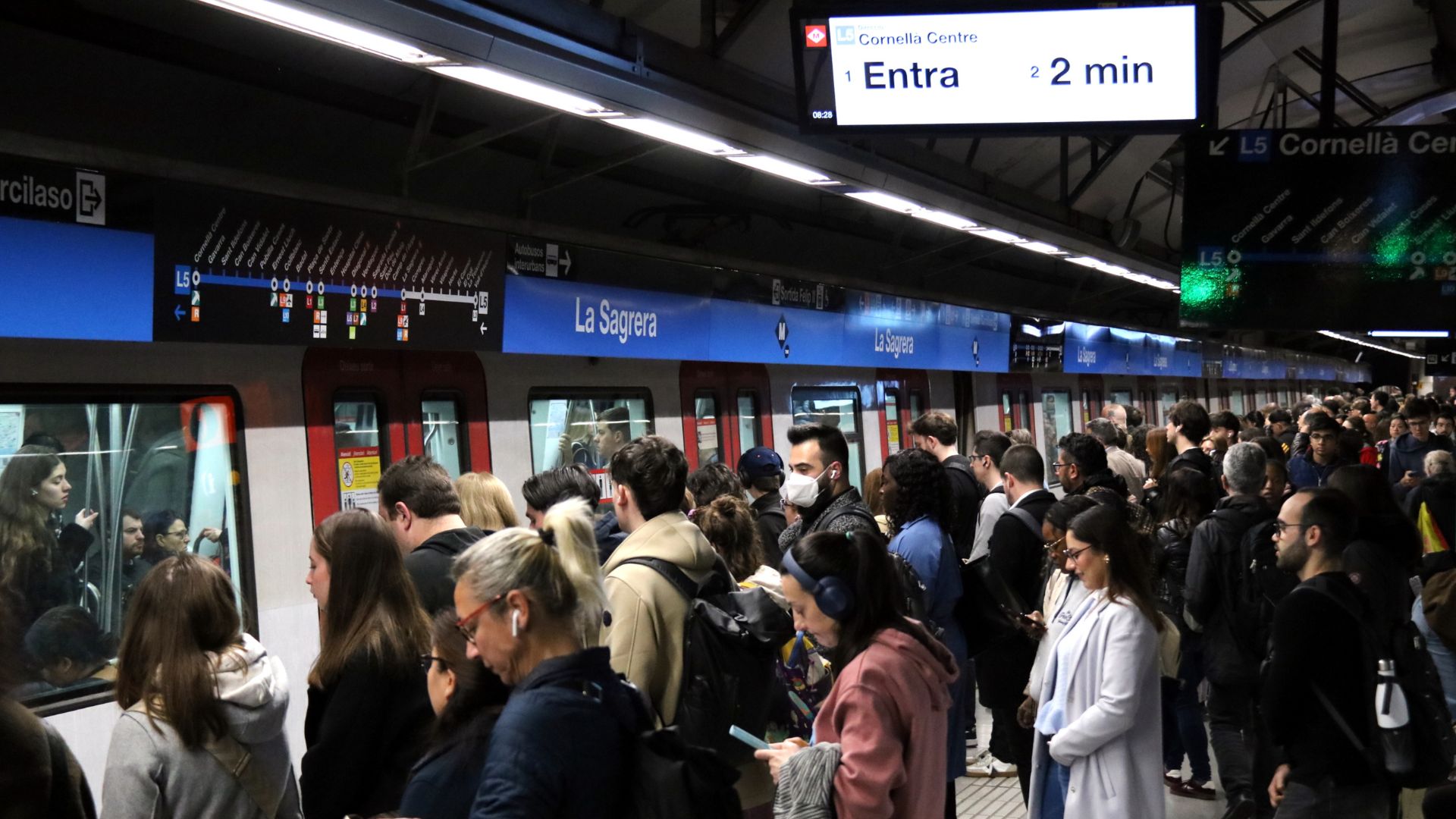 Andana plena de passatgers de l'estació Sagrera de la L5