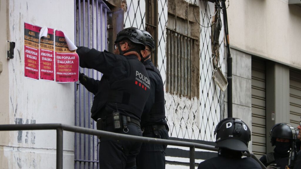 Desallotgen l'Ateneu Popular de Vallcarca després que els activistes n'hagin sortit voluntàriament | desallotjaments, Mossos d'Esquadra