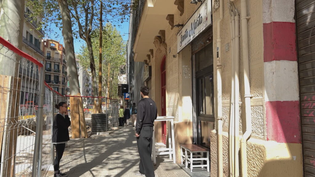El retorn de les voreres al carrer de Vila i Vilà no acaba d'aixecar ni l’ànim ni les vendes | Barris, botigues, obres, queixes veïnals