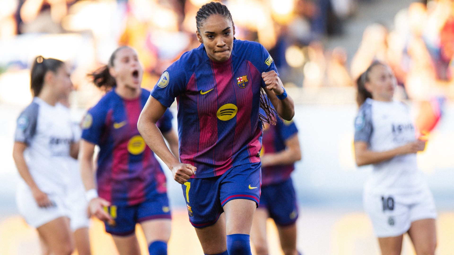 Partit entre el FC Barcelona i el Badalona Women amb imatge de Salma Paralluelo