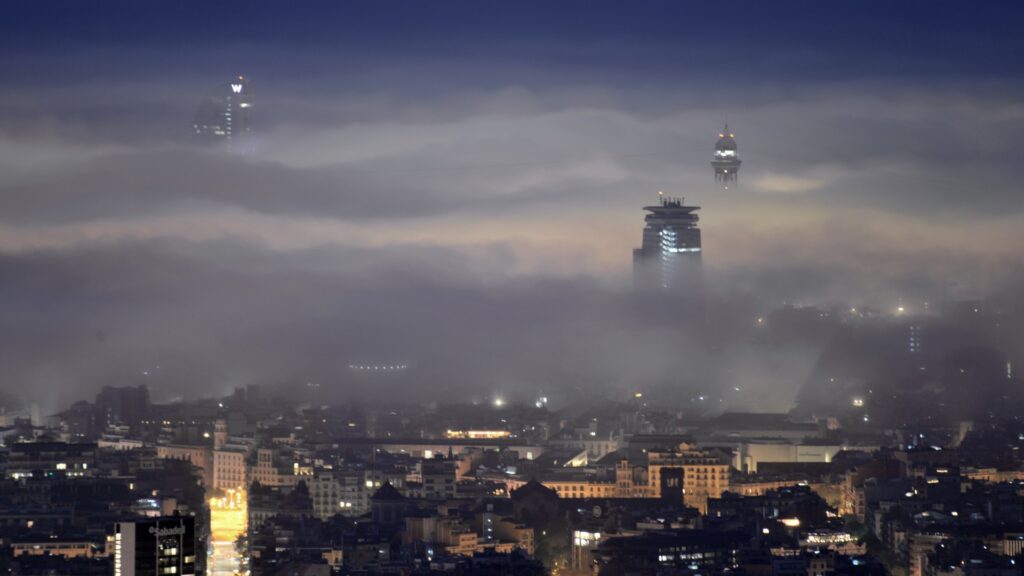 La niebla costera deja una imagen fantasmagórica de Barcelona | fotografía, previsión del tiempo