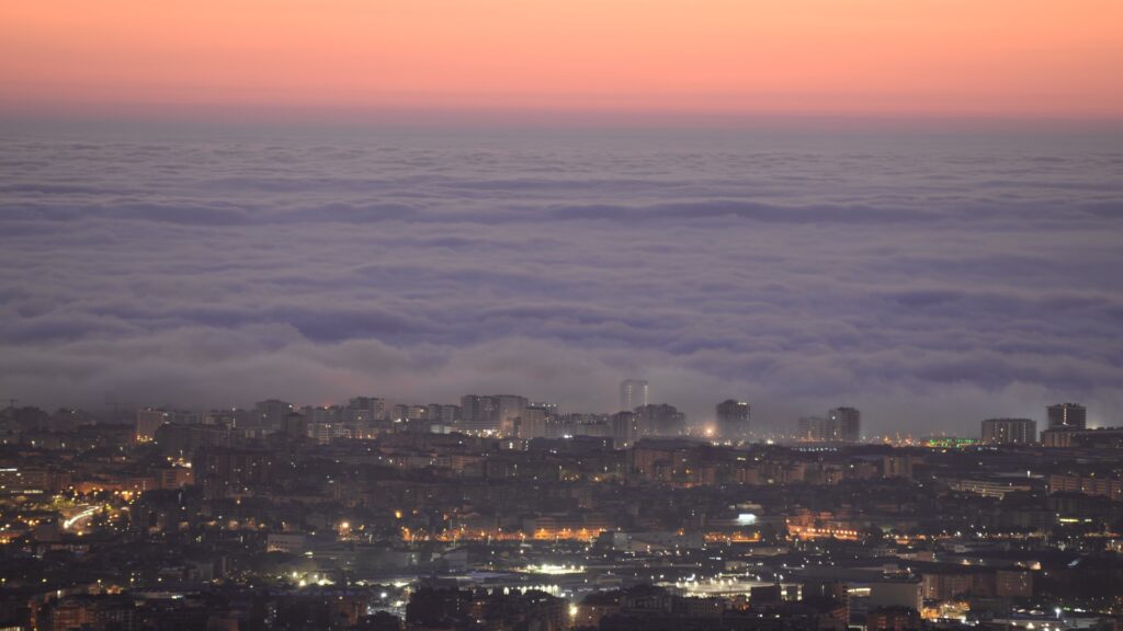 La niebla costera deja una imagen fantasmagórica de Barcelona | fotografía, previsión del tiempo