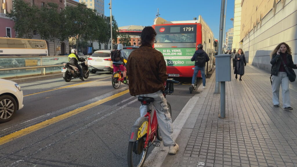 L'enderroc del Palau del Vestit reobre la lluita veïnal per eixamplar la vorera de Gran Via | Barris, carril bici, Fira de Barcelona, obres, queixes veïnals