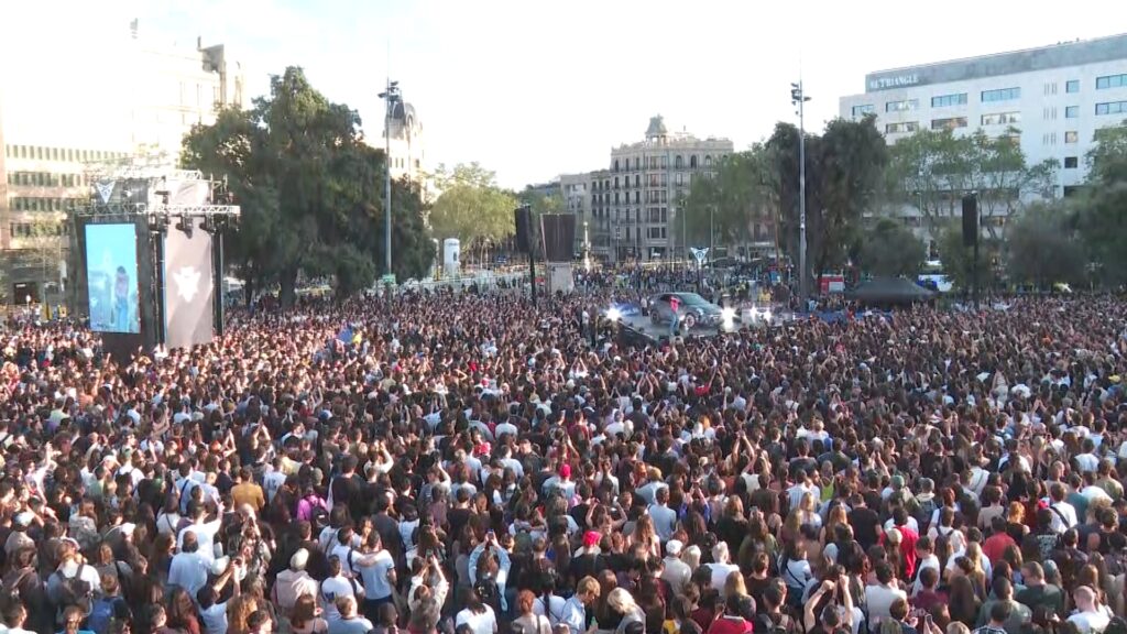 Concert gratuït de Nathy Peluso en una plaça de Catalunya plena a vessar | concerts