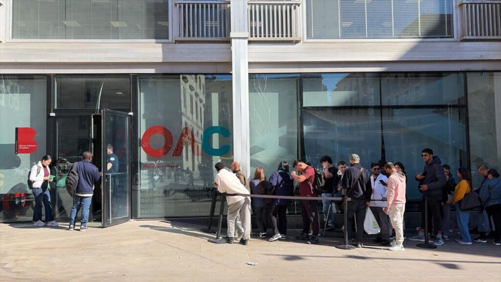 cues OAC pla&ccedil;a Sant Miquel Barcelona proc&eacute;s regularitzaci&oacute; migrants