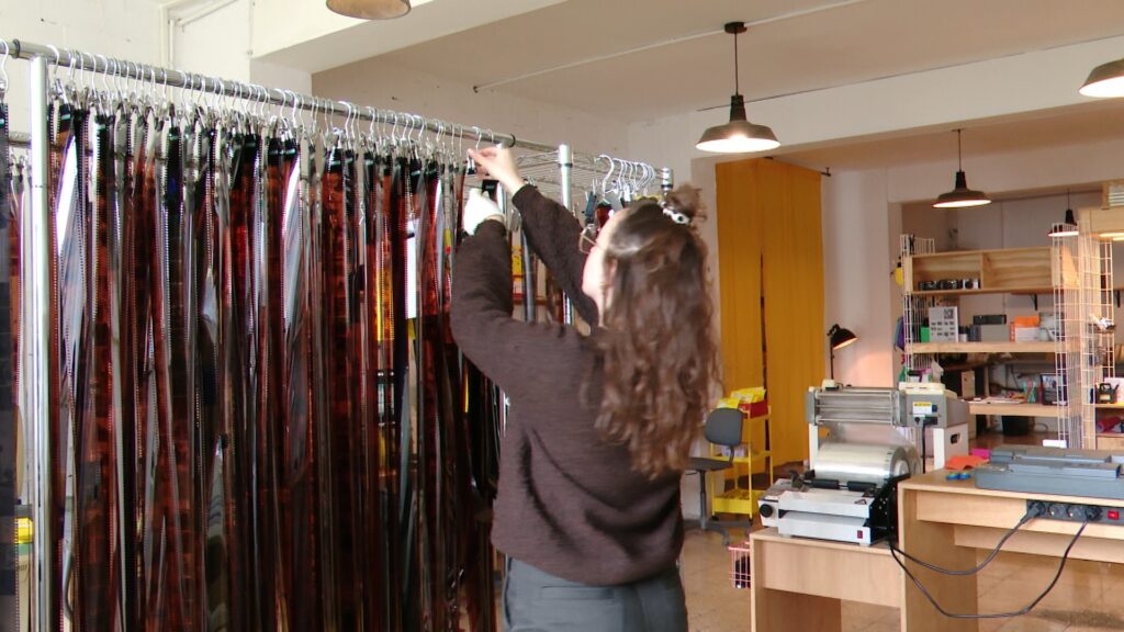 De relíquia a tendència: la fotografia analògica torna amb força entre els joves | fotografia, fotoperiodisme, joves, plataformes digitals