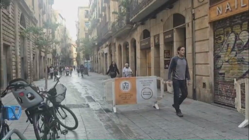L'Escola Cervantes i la bressol Puigmal alerten del risc de vehicles a les entrades i sortides | Barris, escoles, seguretat viària, transport de mercaderies