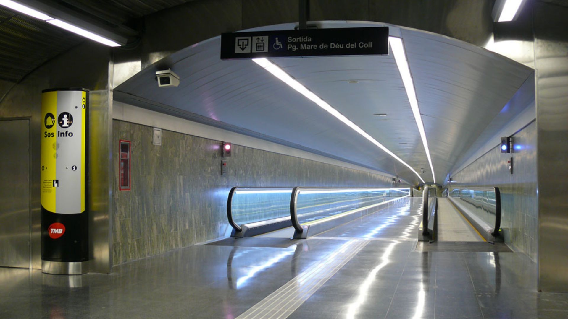 Un apunyalat i 13 detinguts per una baralla entre dos grups a l'estació de metro del Coll-la Teixonera | armes, metro, Mossos d'Esquadra