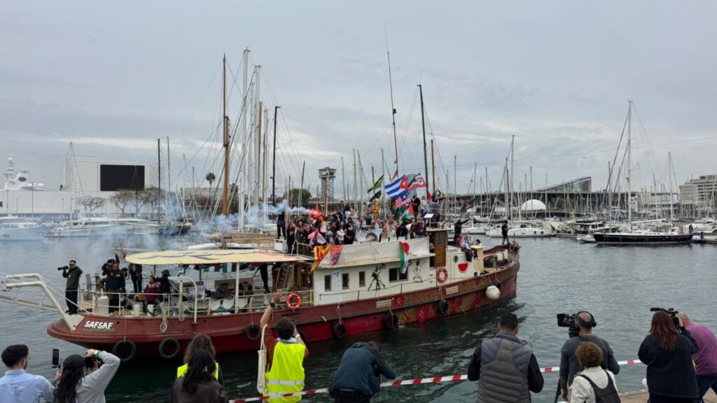 Flotilla surt del Moll de la Fusta