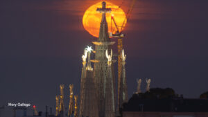 La lluna plena rere la torre de Jesús de la Sagrada Família: qui hi ha darrere de la foto viral?