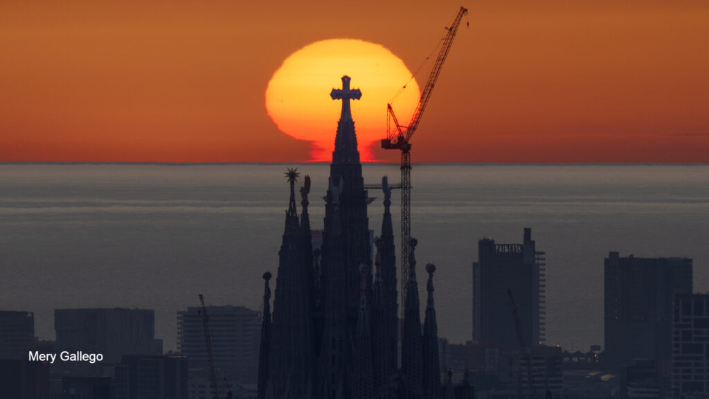 La lluna plena rere la torre de Jesús de la Sagrada Família: qui hi ha darrere de la foto viral? | fotografia, Sagrada Família, xarxes socials