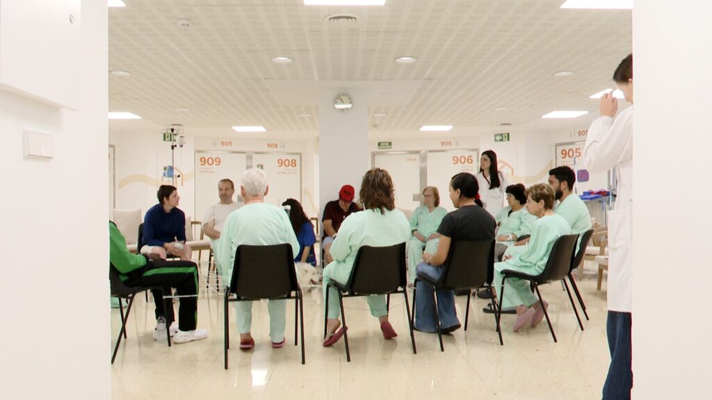 Gossos de ter&agrave;pia en una sessi&oacute; a la Unitat de Salut Mental de l'Hospital de Bellvitge