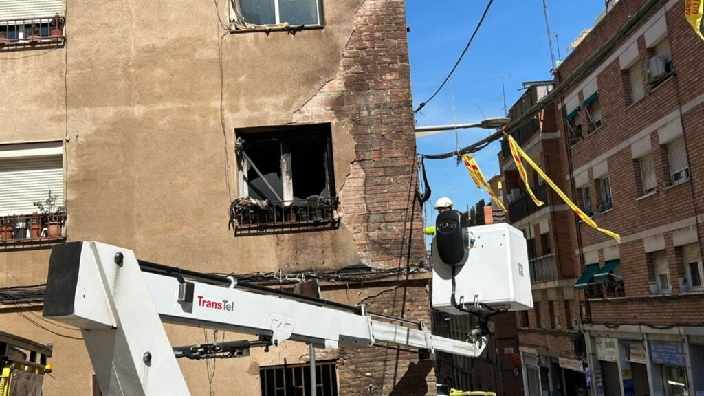 Un incendi al Carmel per una fuita de gas deixa sense subministraments diversos veïns durant hores | Bombers de Barcelona, Incendis